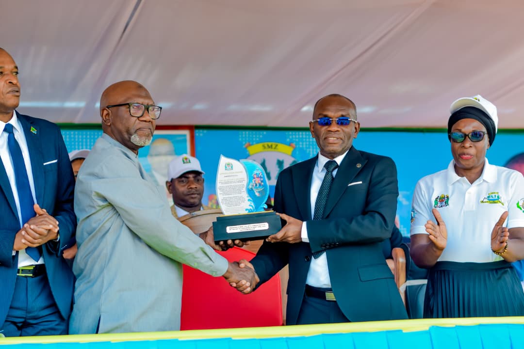 KATIBU MKUU MHANDISI ALI SAID BAKAR KWA NIABA YA WAZIRI WA UJENZI NA UCHUKUZI AKIPOKEA TUZO YA UTAMBUZI SIKU YA MAADHIMISHO YA MABAHARIA DUNIANI 2026 (MKOANI KIGOMA)